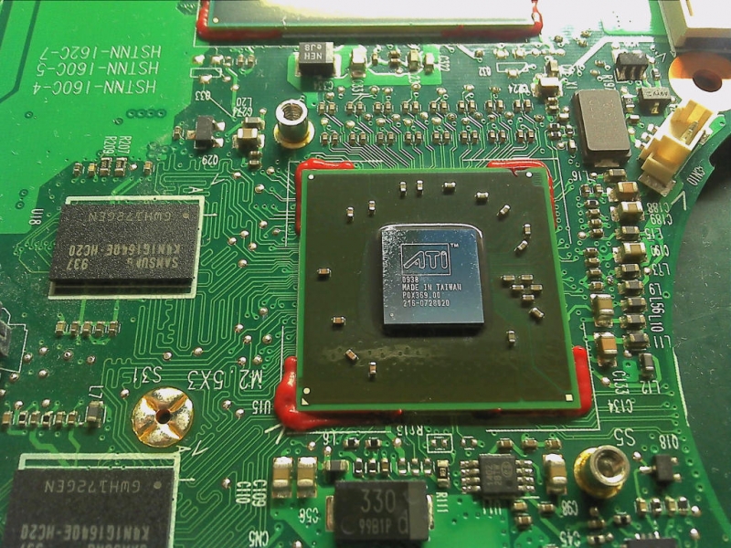 Przyczyna usterki - GPU, czyli układ graficzny ATI Mobility Radeon HD 4330 z zabezpieczającym klejem BGA na rogach układu.